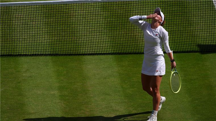 Novotna wandelt ihr Leben: Krejcikova ist Wimbledonsiegerin Barbora Krejcikova wirft einen Kuss in den Himmel in Gedenken an ihre Mentorin Jana Novotna.