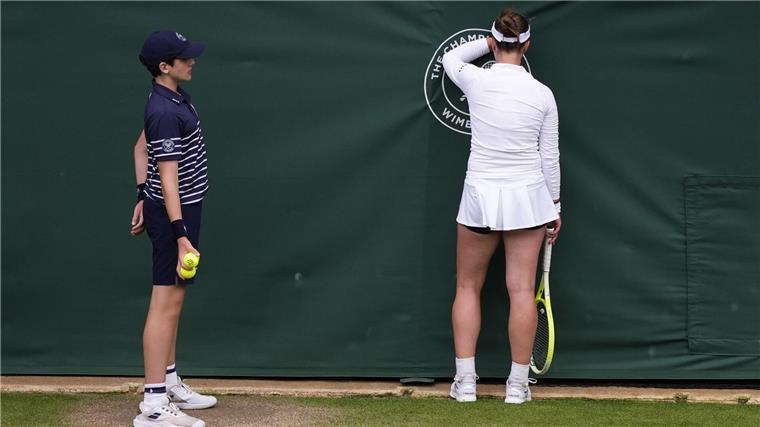 Unter Tränen: Wimbledon-Titelverteidigerin Krejcikova raus Barbora Krejcikova zeigt bei ihrer Niederlage Emotionen.