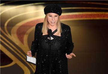 Barbra Streisand, US-Schauspielerin und Sängerin, wollte aufgrund ihrer jüdischen Vergangenheit eigentlich niemals deutschen Boden betreten.