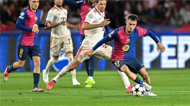 „Harakiri“: Bayern-Debakel bei Wiedersehen mit Flick Barcelonas Marc Casado läuft zwei Bayern-Spielern davon.