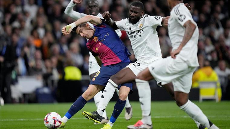 Lewandowski beschert Flick einen furiosen Sieg im Clásico Barcelonas Robert Lewandowski leitet das Debakel für Real Madrid ein. Antonio Rüdiger (M) erlebt einen bitteren Abend.
