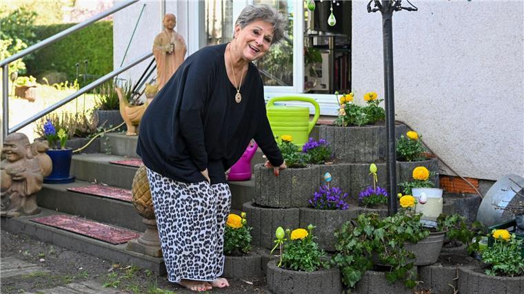 Dagmar Frederic - Schlagerstar mit großer Klappe und Humor Barfuß ist Dagmar Frederic im Garten in Berlin-Köpenick unterwegs.