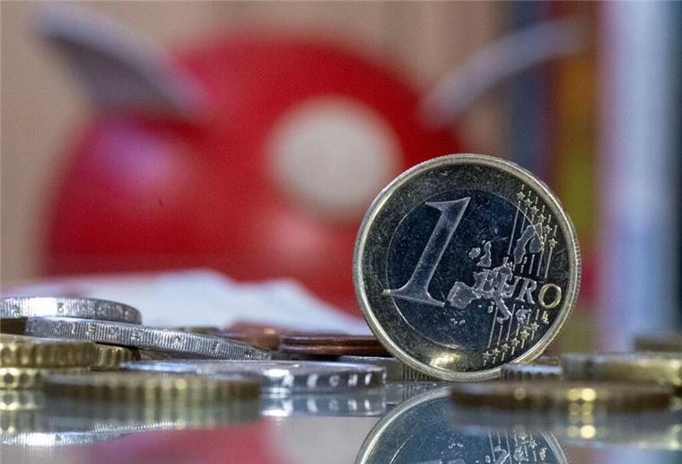 Bargeld statt Karte: Wer beim Bezahlen auf Bargeld setzt, gibt in der Regel weniger aus.