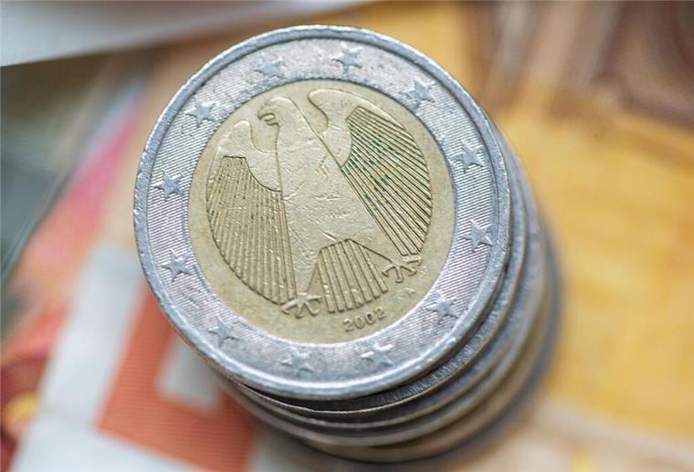 Kartenzahlung statt Bargeld: Besonders Menschen mit höherem Einkommen bevorzugen das schnelle und kontaktlose Bezahlen.