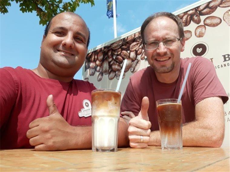 Nordenhamer trinken Kaffee und Cappuccino Barista David Jakusch (rechts) und sein Mitarbeiter Alexander Kumar mit einem Eis‘ed Café Latte und einem Espresso Tonic.