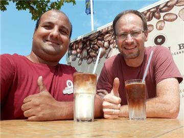 Barista David Jakusch (rechts) und sein Mitarbeiter Alexander Kumar mit einem Eis‘ed Café Latte und einem Espresso Tonic.