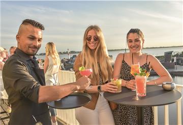 Barkeeper Anil Adhikari serviert die Cocktails auf der Dachterrasse.