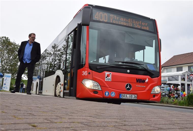 Barrierefreier Einstieg möglich: Stefan Bendrien vom Zweckverband Verkehrsverbund Bremen/Niedersachsen schaut sich einen der neuen Strandläufer-Busse an, die seit dem 25. Mai zwischen Nordenham und Tossens verkehren.
