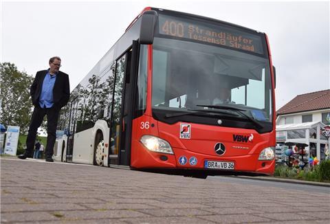 Barrierefreier Einstieg möglich: Stefan Bendrien vom Zweckverband Verkehrsverbund Bremen/Niedersachsen schaut sich einen der neuen Strandläufer-Busse an, die seit dem 25. Mai zwischen Nordenham und Tossens verkehren.