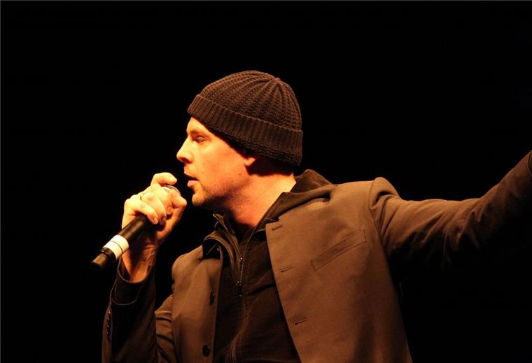 Mit Worten rocken: Deichpoeten für Poetry-Slam gesucht Bas Böttcher hat als Mitbegründer der deutschen Poetry-Slam-Szene das Projekt Deichpoeten in den Anfängen begleitet und Workshops angeboten.