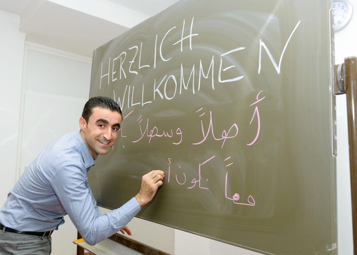 Trotz Lehrermangels: Syrischer Lehrer kann nicht an Bremerhavener Schule unterrichten Basaam Fandi ist Arabischlehrer im Pädagogischen Zentrum, würde aber gerne an einer regulären Schule in Bremerhaven arbeiten.