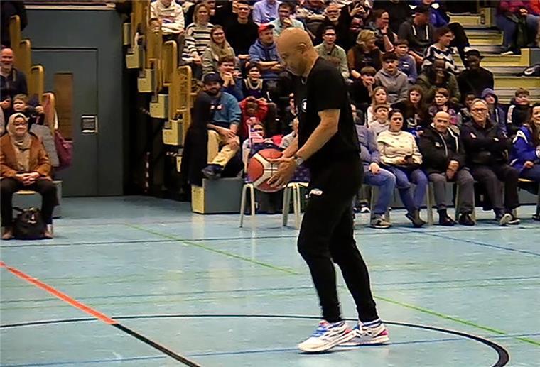 Basketball-Legende Chris Cummings ist konzentriert. Gleich wirft er einen Traumkorb.