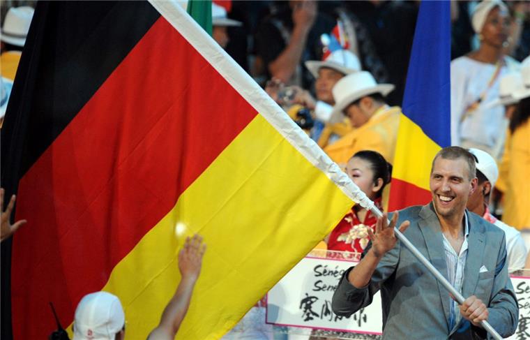 Das bringt der Tag bei Olympia: Das Geheimnis um den Fahnenträger Basketball-Superstar Dirk Nowitzki durfte bei den Olympischen Spielen 2008 in Peking die deutsche Fahne tragen.