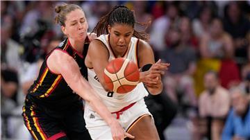 Basketballerin Nyara Sabally (r.) fällt gegen Japan aus.