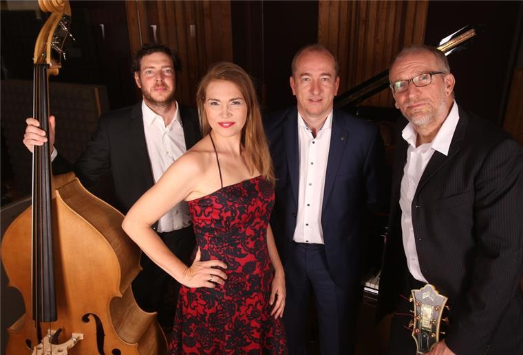 Bremerhaven: Musiker feiern Caterina Valente Vier Musiker stehen nebeneinander.