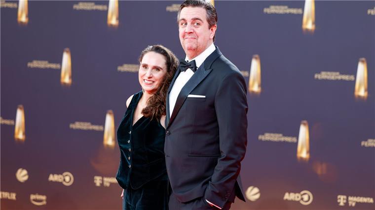 Bericht zur deutschen Sprache: Das machen die Promis falsch Bastian Pastewka und seine Frau lieben falsche Sprichwörter.