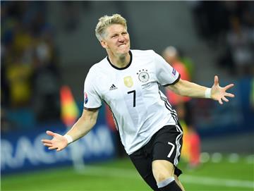 Bastian Schweinsteiger hat seinen Rücktritt als Kapitän der deutschen Fußball-Nationalmannschaft bekanntgegeben. 