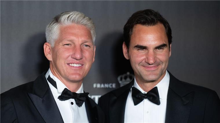 Bastian Schweinsteiger und Roger Federer (r.) lachten viel bei einem Tennisevent in Berlin. 