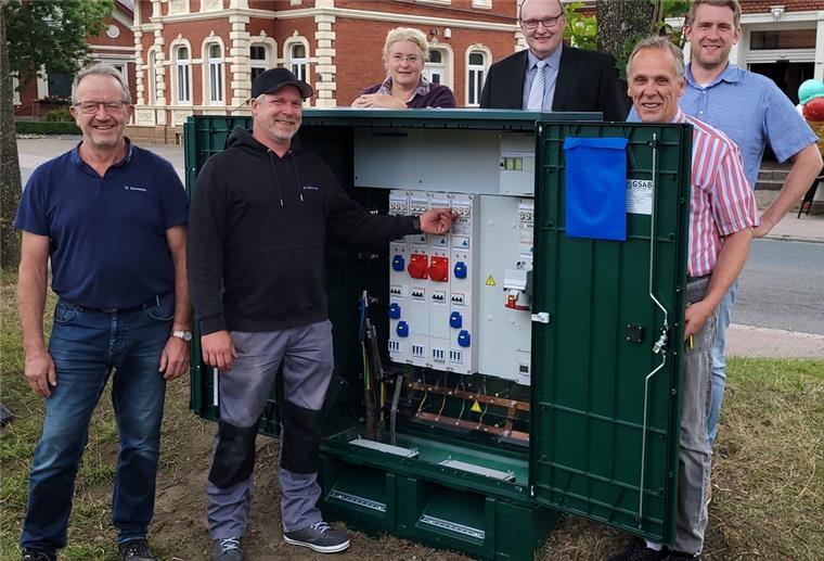 Immer genug Strom für Roonkarker Mart Bauamtschefin Wiebke Bruns und Bürgermeister Harald Stindt (4. von links) freuen sich, dass bis zum Roonkarker Mart in Sachen Elektrik alles neu sein wird.