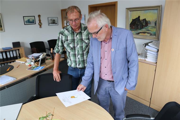 Regenwassergebühr in Beverstedt: So weit sind die Vorbereitungen Bauamtsleiter Dieter Allers und Bürgermeister Ulf Voigts (von links) zeigen das Schreiben, das Grundstücksbesitzer erhalten haben: Für jede
Fläche muss angegeben werden, wohin das Regenwasser fließt.