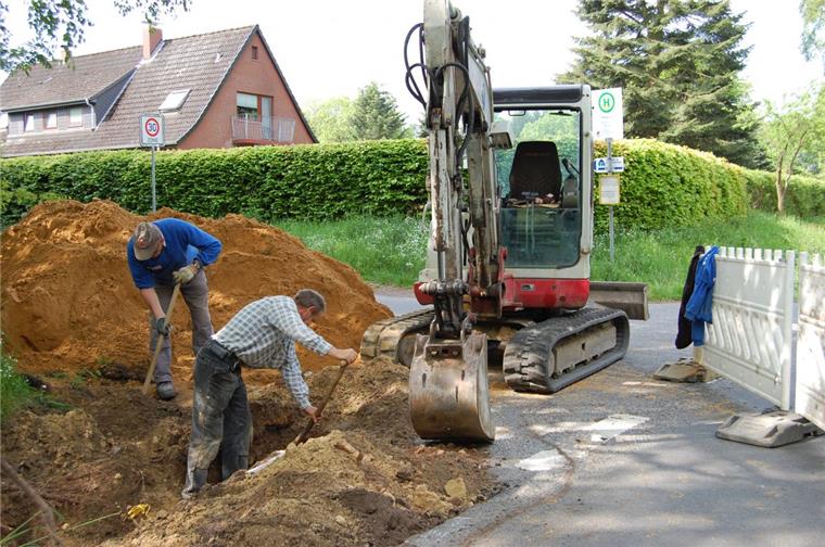 Nach Horrorunfall: Bushaltestelle in Lehnstedt wird sicherer Bauarbeiten an der Unglückshaltestelle in Lehnstedt: Die Gemeinde baut Wartezonen mit Absperrbügeln für die Busfahrgäste der Linie 534. Foto Heß