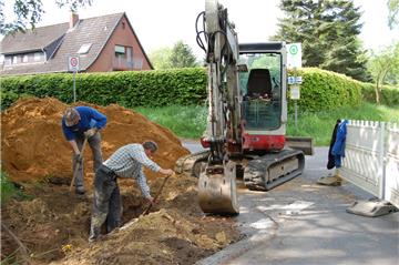 Bauarbeiten an der Unglückshaltestelle in Lehnstedt: Die Gemeinde baut Wartezonen mit Absperrbügeln für die Busfahrgäste der Linie 534.  Foto Heß