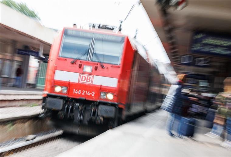 Eine Regionalbahn der Deutschen Bahn fährt am Morgen im Hauptbahnhof Hannover 