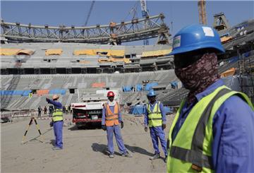 Bauarbeiter arbeiten am Lusail-Stadion, einem der Stadien der WM 2022