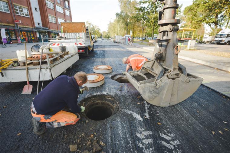 Bremerhaven: So erneuern Arbeiter die Hans-Böckler-Straße Bauarbeiter arbeiten an der Fahrbahn in der Hans-Böckler-Straße.