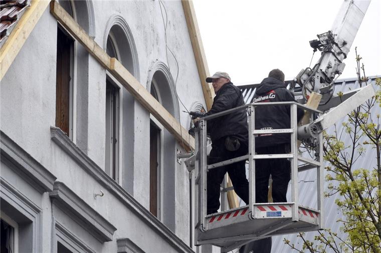 Bauarbeiter sichern am Dienstag die Brandruine in der Wülbernstraße in Lehe so, dass sie nicht einstürzt.
