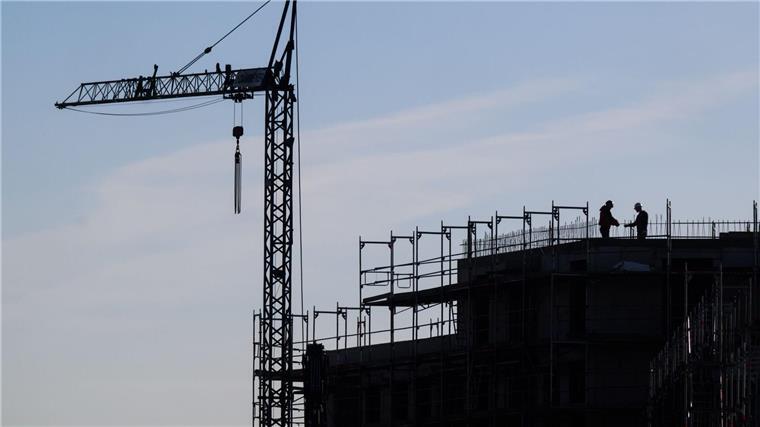 Landesbeauftragte warnt vor weniger barrierefreien Wohnungen Bauarbeiter stehen auf der Baustelle eines Mehrfamilienhauses.