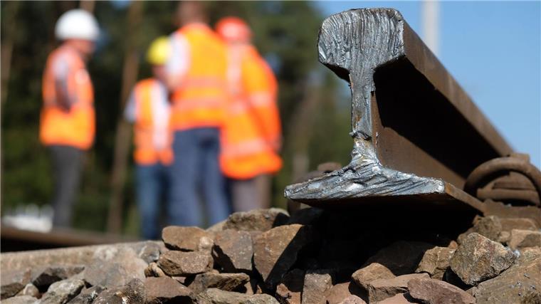 Gleisarbeiten im Münsterland sorgen für Zugausfälle Bauarbeiter stehen auf einer Baustelle am Bahnknoten Dessau-Roßlau.