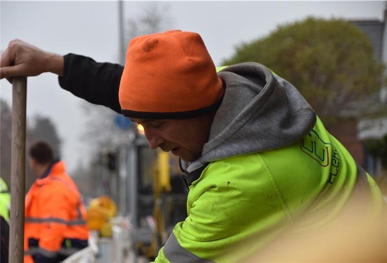 Nordenham: Glasfaserausbau kurz vor Abschluss Bauarbeiter wie Marcin Dudek (35) aus dem polnischen Torun gehören aktuell noch in das Nordenhamer Stadtbild. Bereits Ende November könnte das Bild der Vergangenheit angehören.