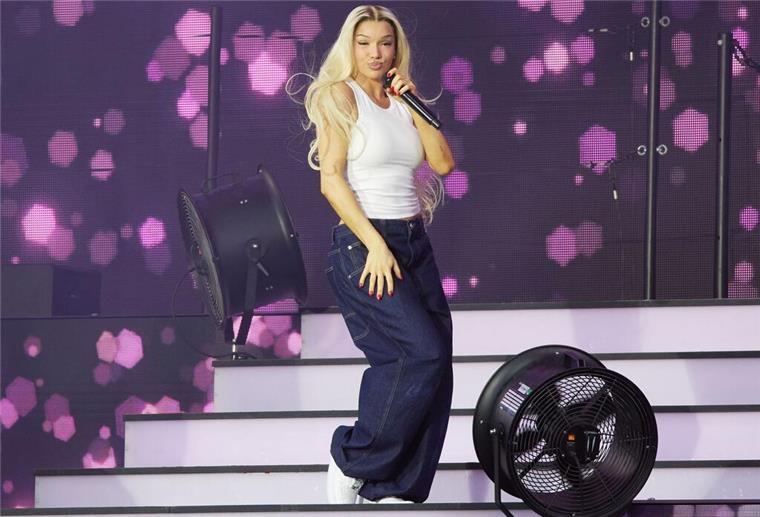 „Bauch Beine Po“ von Shirin David wurde 2024 zum offiziellen Sommerhit gekürt. (Archivbild) 