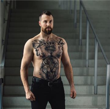 Bauch und Brust von Andrew McPherson, Co-Trainer der Fischtown Pinguins, ist vollständig tätowiert.