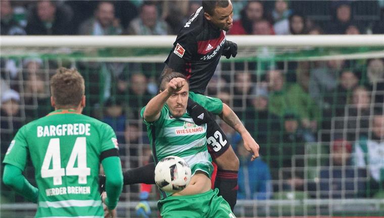 Trotz Kruse-Tor: Werder-Gemeinde lästert über "Moppelchen-Max" Bauchfrei im Luftkampf: Bei Max Kruse ist deutlich zu sehen, dass er derzeit einige Kilos zu viel mit sich herumschleppt.