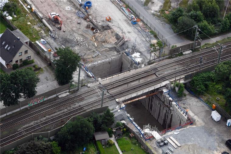 Hafentunnel: Arbeiten am Baudock zehn haben sich lange verzögert Baudock zehn liegt unter den Bahngleisen an der Langener Landstraße.