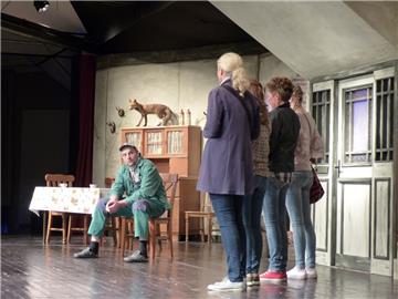 Bauer Gerhard begutachtet seine ungebetenen Gäste: Die Freundinnen Marianne, Christa, Lisa und Theresa haben eine Autopanne und stecken mitten im Nirgendwo fest. Ob Gerhard ihnen helfen wird?