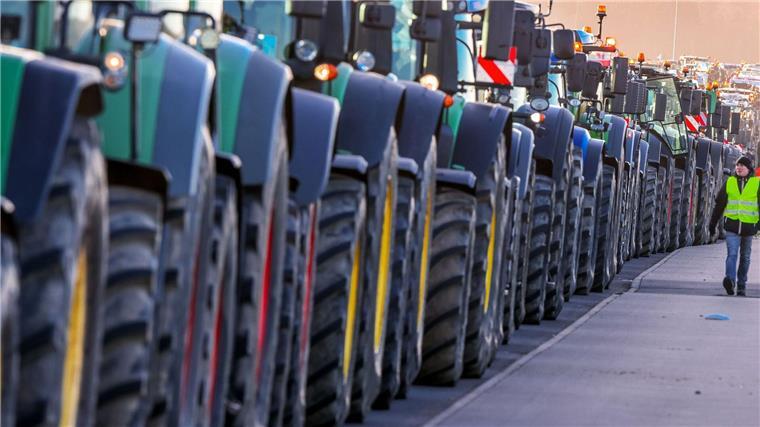 Bauern treffen sich mit ihren Traktoren zu einer Protestfahrt. Wegen einer Protestaktion der Landwirte wird der Grenzübergang in Linken am Freitag für zwölf Stunden gesperrt sein.