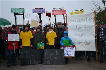 Bauerndemo vor dem Cuxhavener Kreishaus: Unter dem Eindruck des Protests verabschiedet der Kreistag wenig später eine Resolution, die auf die wirtschaftliche Schieflage der Bauern  wegen des niedrigen Milchpreises hinweist.  Foto Hansen