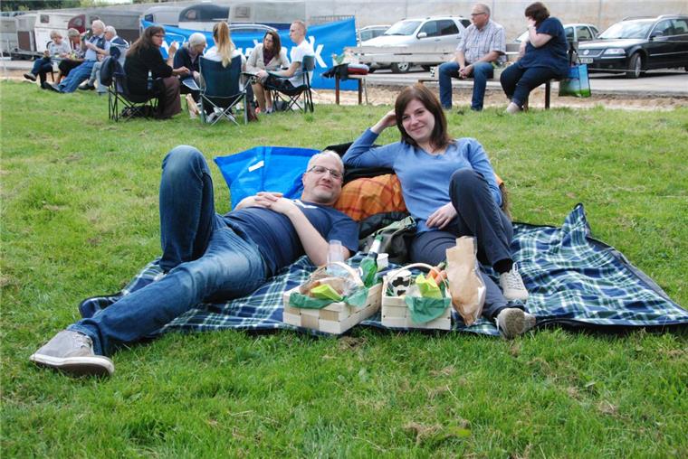 Bauernhof-Viehling ist ein romatisches Dinner mit 300 Leuten“, findet Marc Schmidt, der es sich mit Stefanie Blaffert auf der Pferdeweide des Bauernhofs Kahrs genauso gemütlich gemacht hat wie zu Hause auf dem Sofa.