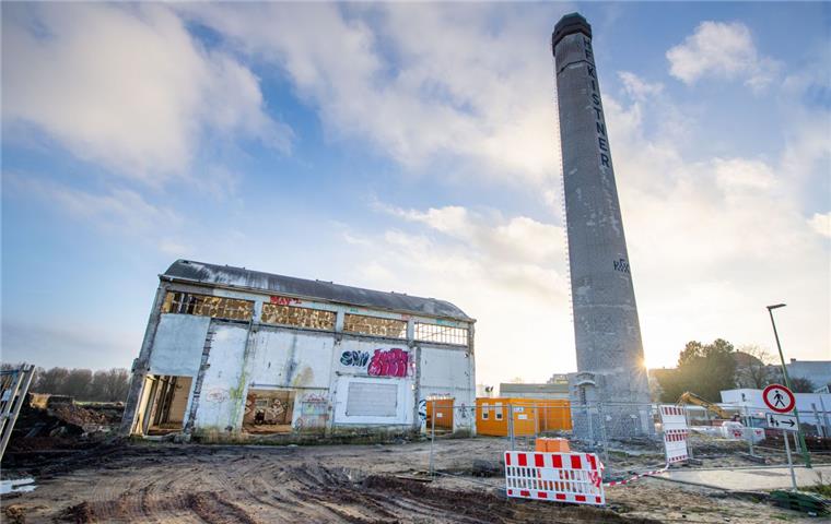 Weitere Neubauten für das Kistnergelände in Lehe sollen folgen Baufortschritt auf dem ehemaligen Kistnergelände in der Hafenstraße: Der Schornstein ist saniert, die Halle wartet noch darauf, in einen Neubau integriert zu werden.