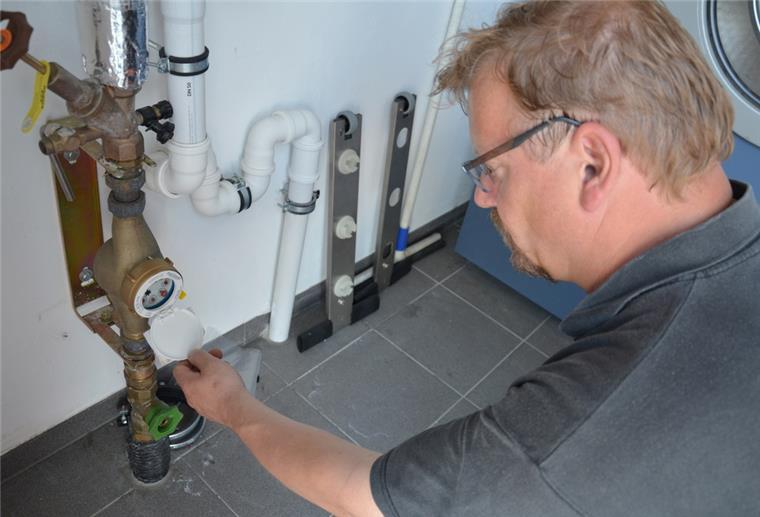 Bauhof-Mitarbeiter Lars Pargmann kontrolliert den Wasserzähler im Langener Feuerwehrhaus. Das soll nicht so bleiben.