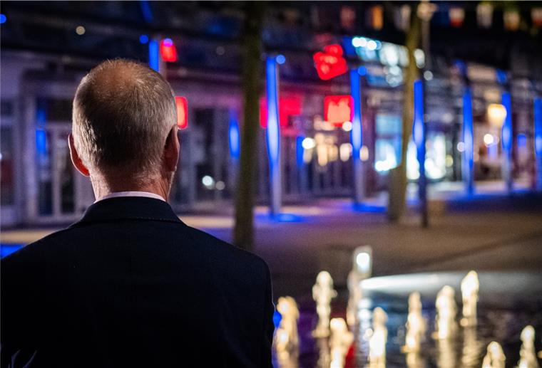 Bremerhaven: Das blaue Band leuchtet wieder Baustadtrat Bernd Schomaker hat das erneuerte "Blaue Band" in der Fußgängerzone angeschaltet.