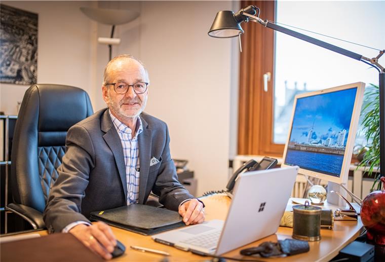 Baustadtrat Bernd Schomaker in seinem Büro im Technischen Rathaus. Er ist seit gut 300 Tagen im Amt und zieht Bilanz seiner bisherigen Tätigkeit. Foto: Hartmann