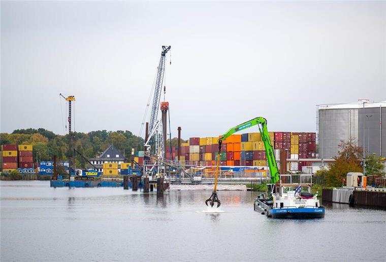 Baubeginn für Millionenprojekt im Hafen: Neue Kaje für größere Frachtschiffe Eine neue Kaje entsteht im Industriehafen Bremen. Sie soll größere Schiffe aufnehmen und veraltete Hafenanlagen ersetzen. Der Bau soll bis 2025 abgeschlossen sein.