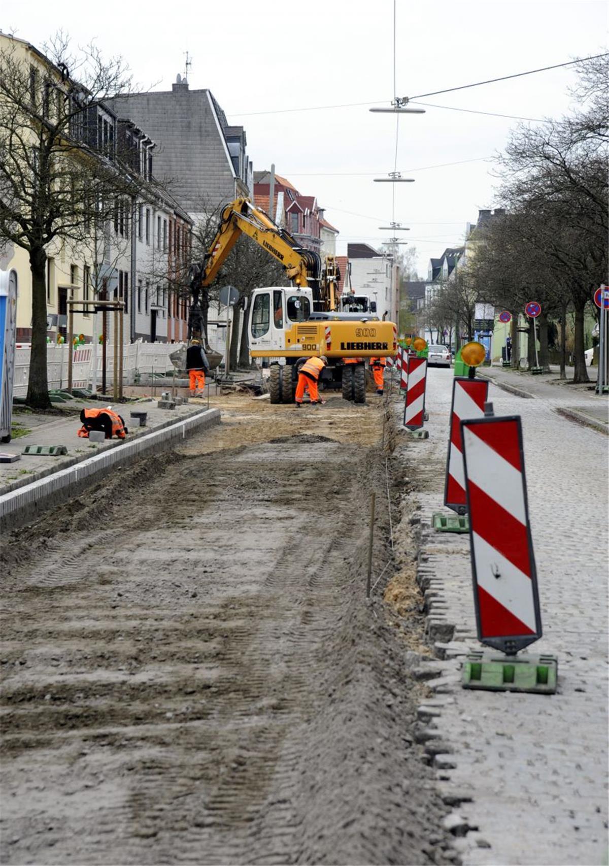 Zusammengefasst! Das war der Montag im nord24-Land Baustelle: Die Batteriestraße erhält eine Asphaltdecke.