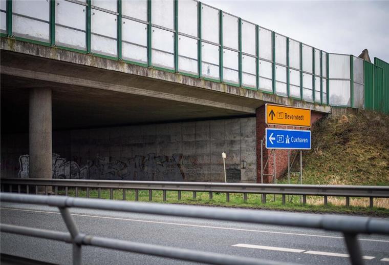 A27-Brückenbau bei Bremerhaven-Wulsdorf: So soll es nach dem Baustopp weitergehen Baustopp auf der A27: Wegen hohem Grundwasser kann der Abriss der alten Brückenfundamente bei Bremerhaven-Wulsdorf erst nach Absenkung starten.