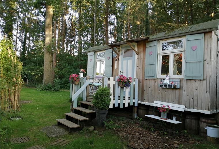 Cuxland setzt auf Tiny-House-Urlaub Bauwagen-Tiny House Lilly steht in Hemmoor. Für das „Herzensprojekt“ musste Besitzerin Tanja Hagedorn im Nachhinein eine Baugenehmigung beantragen.
