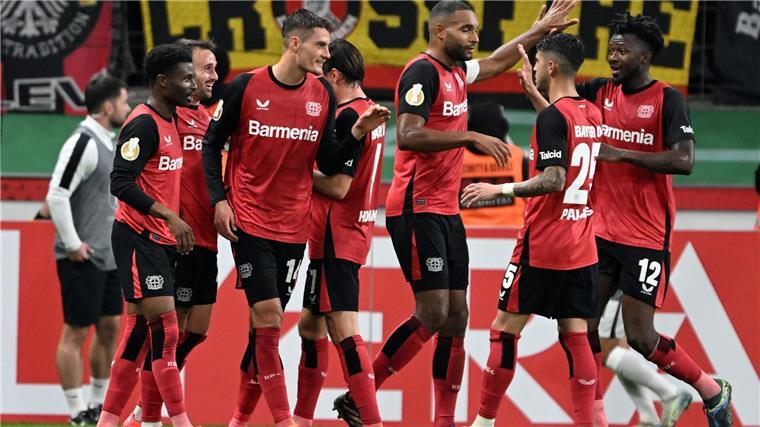 Titelverteidiger Leverkusen marschiert in Runde drei Bayer Leverkusen jubelt über den Pokalerfolg.